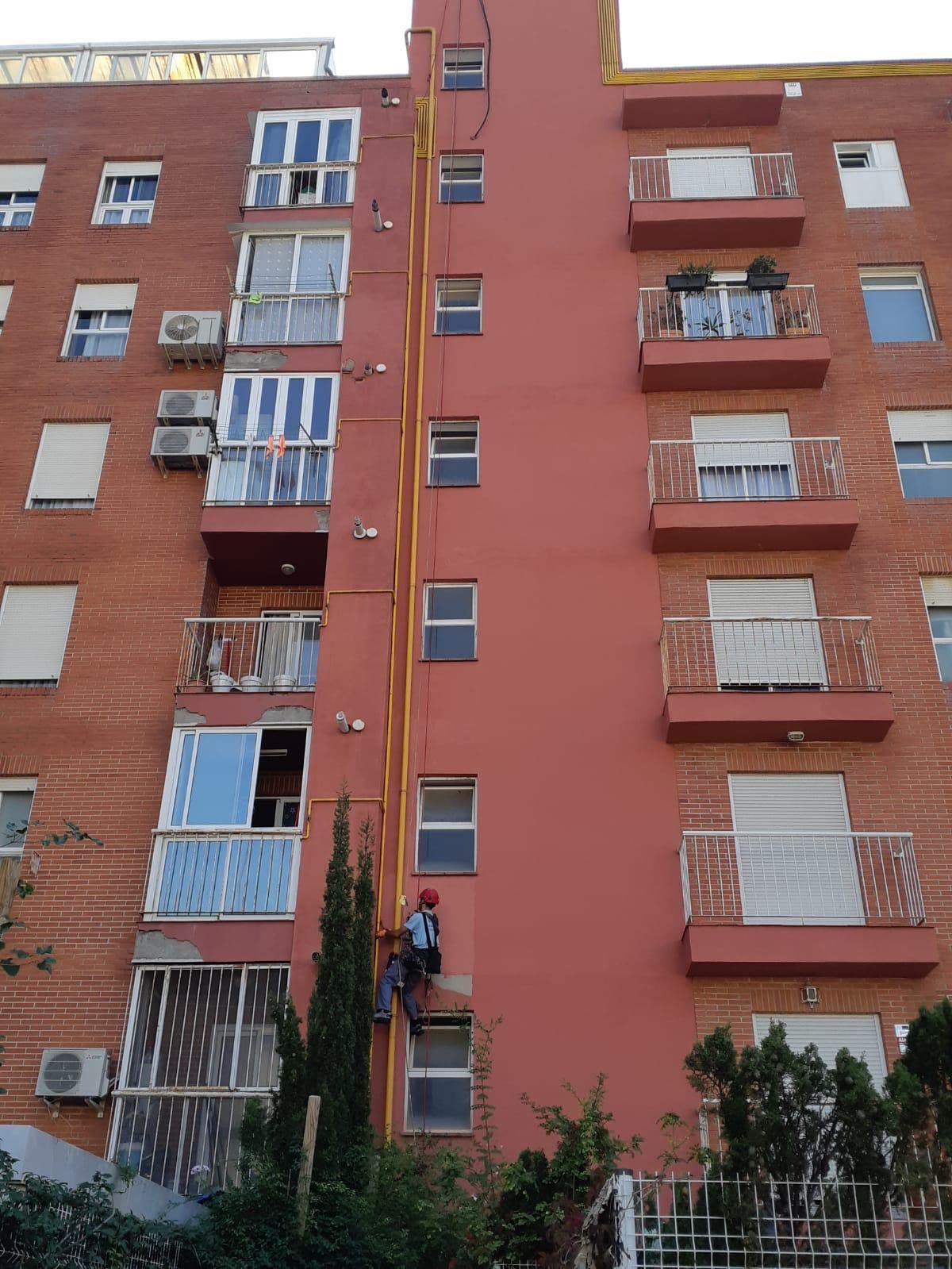 Pintura de bajante en fachada